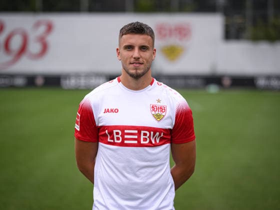 FUSSBALL 1. BUNDESLIGA SAISON 2026 2027 18.08.2026 Portraettermin beim VfB Stuttgart auf dem Trainingsgelaende: Ermedin Demirovic *** SOCCER: BUNDESLIGA 1, 2026–2027 SEASON, August 18, 2026: Photo shoot at VfB Stuttgart’s training facility with Ermedin Demirovic