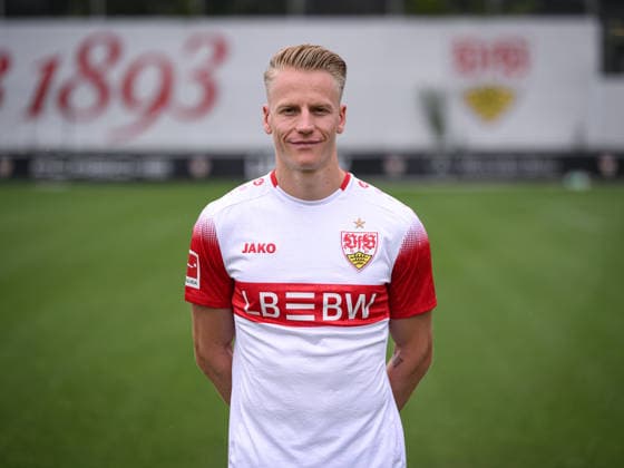 FUSSBALL 1. BUNDESLIGA SAISON 2026 2027 18.08.2026 Portraettermin beim VfB Stuttgart auf dem Trainingsgelaende: Chris Fuehrich *** SOCCER: BUNDESLIGA 1, 2026–2027 SEASON, August 18, 2026: Photo shoot at VfB Stuttgart’s training facility with Chris Fuehrich