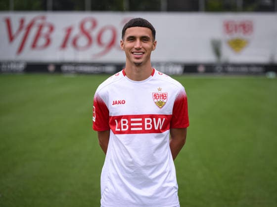 FUSSBALL 1. BUNDESLIGA SAISON 2026 2027 18.08.2026 Portraettermin beim VfB Stuttgart auf dem Trainingsgelaende: Bilal El Khannouss *** SOCCER 1ST BUNDESLIGA 2026–2027 SEASON August 18, 2026: Photo shoot at VfB Stuttgart s training facility with Bilal El Khannouss