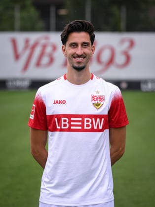 FUSSBALL 1. BUNDESLIGA SAISON 2026 2027 18.08.2026 Portraettermin beim VfB Stuttgart auf dem Trainingsgelaende: Atakan Karazor *** SOCCER: BUNDESLIGA 1, 2026–2027 SEASON, AUGUST 18, 2026: Photo shoot at VfB Stuttgart’s training facility with Atakan Karazor