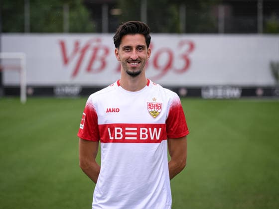 FUSSBALL 1. BUNDESLIGA SAISON 2026 2027 18.08.2026 Portraettermin beim VfB Stuttgart auf dem Trainingsgelaende: Atakan Karazor *** SOCCER: BUNDESLIGA 1, 2026–2027 SEASON, August 18, 2026: Photo shoot at VfB Stuttgart’s training facility with Atakan Karazor