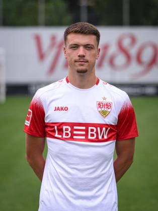 FUSSBALL 1. BUNDESLIGA SAISON 2026 2027 18.08.2026 Portraettermin beim VfB Stuttgart auf dem Trainingsgelaende: Dzenan Pejcinovic *** SOCCER: BUNDESLIGA 1, 2026–2027 SEASON, August 18, 2026: Photo shoot at VfB Stuttgart’s training facility with Dzenan Pejcinovic