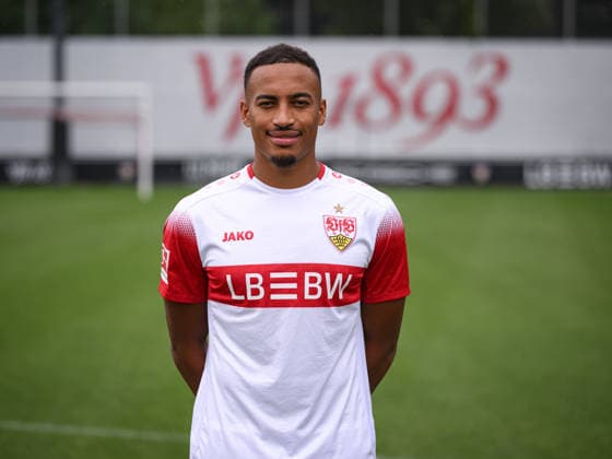 FUSSBALL 1. BUNDESLIGA SAISON 2026 2027 18.08.2026 Portraettermin beim VfB Stuttgart auf dem Trainingsgelaende: Jamie Leweling *** SOCCER: BUNDESLIGA 1, 2026–2027 SEASON, August 18, 2026: Photo shoot at VfB Stuttgart’s training facility with Jamie Leweling