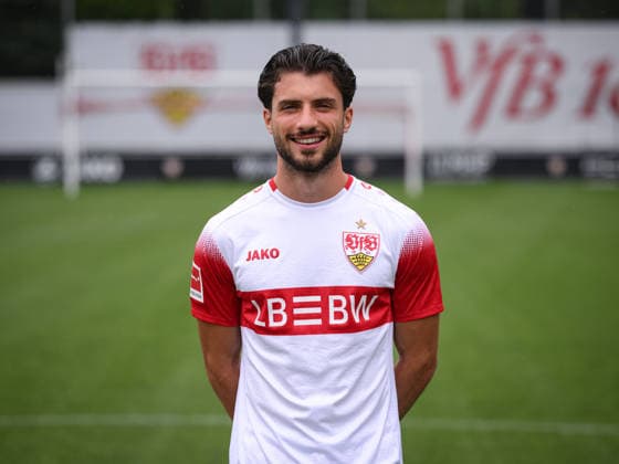 FUSSBALL 1. BUNDESLIGA SAISON 2026 2027 18.08.2026 Portraettermin beim VfB Stuttgart auf dem Trainingsgelaende: Leonidas Stergiou *** SOCCER: BUNDESLIGA 1, 2026–2027 SEASON, August 18, 2026: Photo shoot at VfB Stuttgart’s training facility with Leonidas Stergiou