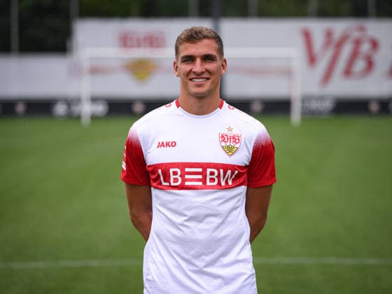 FUSSBALL 1. BUNDESLIGA SAISON 2026 2027 18.08.2026 Portraettermin beim VfB Stuttgart auf dem Trainingsgelaende: Grischa Proemel *** SOCCER: BUNDESLIGA 1, 2026–2027 SEASON, August 18, 2026: Photo shoot at VfB Stuttgart’s Grischa Proemel training facility