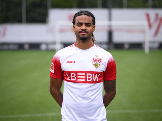 FUSSBALL 1. BUNDESLIGA SAISON 2026 2027 18.08.2026 Portraettermin beim VfB Stuttgart auf dem Trainingsgelaende: Lorenz Assignon *** SOCCER: BUNDESLIGA 1, 2026–2027 SEASON, August 18, 2026: Photo shoot at VfB Stuttgart’s training facility—Lorenz Assignon