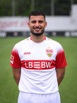 FUSSBALL 1. BUNDESLIGA SAISON 2026 2027 18.08.2026 Portraettermin beim VfB Stuttgart auf dem Trainingsgelaende: Deniz Undav *** SOCCER: BUNDESLIGA 1, 2026–2027 SEASON, August 18, 2026: Photo shoot at VfB Stuttgart’s training facility with Deniz Undav
