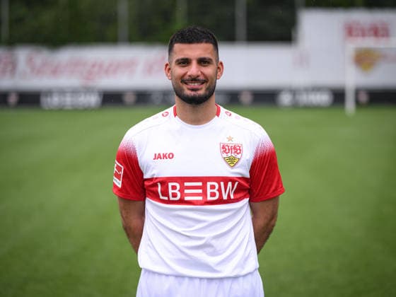 FUSSBALL 1. BUNDESLIGA SAISON 2026 2027 18.08.2026 Portraettermin beim VfB Stuttgart auf dem Trainingsgelaende: Deniz Undav *** SOCCER: BUNDESLIGA 1, 2026–2027 SEASON, August 18, 2026: Photo shoot at VfB Stuttgart’s training facility with Deniz Undav