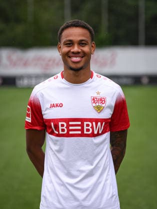 FUSSBALL 1. BUNDESLIGA SAISON 2026 2027 18.08.2026 Portraettermin beim VfB Stuttgart auf dem Trainingsgelaende: Nikolas Nartey *** SOCCER: BUNDESLIGA 1, 2026–2027 SEASON, AUGUST 18, 2026: Photo shoot at VfB Stuttgart’s training facility with Nikolas Nartey