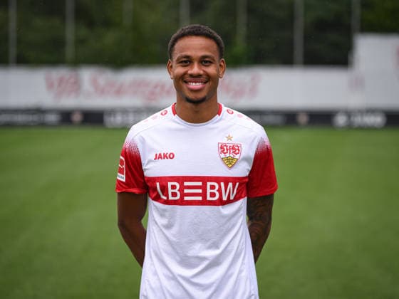 FUSSBALL 1. BUNDESLIGA SAISON 2026 2027 18.08.2026 Portraettermin beim VfB Stuttgart auf dem Trainingsgelaende: Nikolas Nartey *** SOCCER: BUNDESLIGA 1, 2026–2027 SEASON, AUGUST 18, 2026: Photo shoot at VfB Stuttgart’s training facility with Nikolas Nartey
