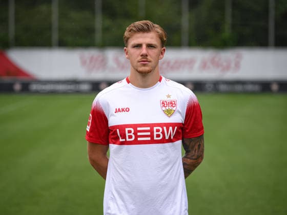 FUSSBALL 1. BUNDESLIGA SAISON 2026 2027 18.08.2026 Portraettermin beim VfB Stuttgart auf dem Trainingsgelaende: Finn Jeltsch *** SOCCER: BUNDESLIGA 1, 2026–2027 SEASON, August 18, 2026: Photo shoot at VfB Stuttgart’s training facility with Finn Jeltsch