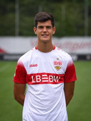 FUSSBALL 1. BUNDESLIGA SAISON 2026 2027 18.08.2026 Portraettermin beim VfB Stuttgart auf dem Trainingsgelaende: Chema Andres *** SOCCER: BUNDESLIGA 1, 2026–2027 SEASON, August 18, 2026: Photo session at VfB Stuttgart s training facility with Chema Andres