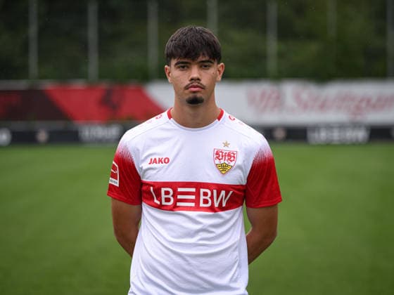 FUSSBALL 1. BUNDESLIGA SAISON 2026 2027 18.08.2026 Portraettermin beim VfB Stuttgart auf dem Trainingsgelaende: Mirza Catovic *** SOCCER: BUNDESLIGA 1, 2026–2027 SEASON, August 18, 2026: Photo shoot at VfB Stuttgart’s training facility with Mirza Catovic