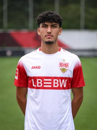 FUSSBALL 1. BUNDESLIGA SAISON 2026 2027 18.08.2026 Portraettermin beim VfB Stuttgart auf dem Trainingsgelaende: Ertugrul Yigit *** SOCCER: BUNDESLIGA 1, 2026–2027 SEASON, AUGUST 18, 2026: Photo shoot at VfB Stuttgart s training facility with Ertugrul Yigit