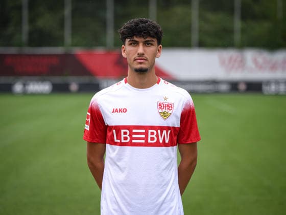 FUSSBALL 1. BUNDESLIGA SAISON 2026 2027 18.08.2026 Portraettermin beim VfB Stuttgart auf dem Trainingsgelaende: Ertugrul Yigit *** SOCCER: BUNDESLIGA 1, 2026–2027 SEASON, AUGUST 18, 2026: Photo shoot at VfB Stuttgart s training facility with Ertugrul Yigit