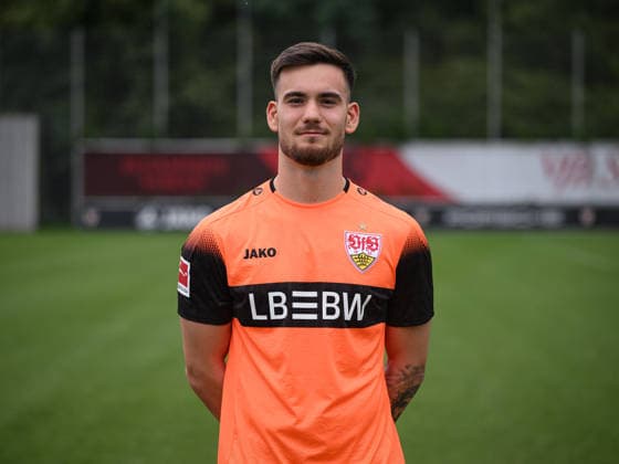 FUSSBALL 1. BUNDESLIGA SAISON 2026 2027 18.08.2026 Portraettermin beim VfB Stuttgart auf dem Trainingsgelaende: Torwart Dennis Seimen *** SOCCER: BUNDESLIGA 1, 2026–2027 SEASON, August 18, 2026: Photo shoot at VfB Stuttgart’s training facility with goalkeeper Dennis Seimen