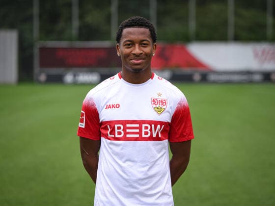 FUSSBALL 1. BUNDESLIGA SAISON 2026 2027 18.08.2026 Portraettermin beim VfB Stuttgart auf dem Trainingsgelaende: Jarzinho Malanga *** SOCCER: BUNDESLIGA 1, 2026–2027 SEASON, August 18, 2026: Photo shoot at VfB Stuttgart’s training facility with Jarzinho Malanga