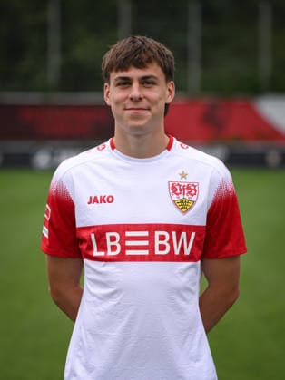 FUSSBALL 1. BUNDESLIGA SAISON 2026 2027 18.08.2026 Portraettermin beim VfB Stuttgart auf dem Trainingsgelaende: Leo Sauer *** SOCCER: 1ST BUNDESLIGA, 2026–2027 SEASON, August 18, 2026: Photo shoot at VfB Stuttgart’s training facility with Leo Sauer