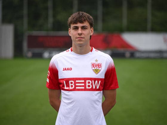 FUSSBALL 1. BUNDESLIGA SAISON 2026 2027 18.08.2026 Portraettermin beim VfB Stuttgart auf dem Trainingsgelaende: Leo Sauer *** SOCCER: 1ST BUNDESLIGA, 2026–2027 SEASON, August 18, 2026: Photo shoot at VfB Stuttgart’s training facility with Leo Sauer