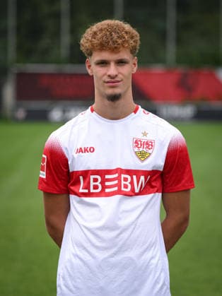 FUSSBALL 1. BUNDESLIGA SAISON 2026 2027 18.08.2026 Portraettermin beim VfB Stuttgart auf dem Trainingsgelaende: Lazar Jovanovic *** SOCCER 1ST BUNDESLIGA 2026–2027 SEASON August 18, 2026: Photo shoot with Lazar Jovanovic at VfB Stuttgart s training facility