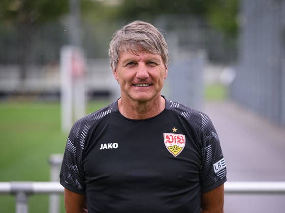 FUSSBALL 1. BUNDESLIGA SAISON 2026 2027 18.08.2026 Portraettermin beim VfB Stuttgart auf dem Trainingsgelaende: Teammanager Peter Reichert *** SOCCER: BUNDESLIGA 1, 2026–2027 SEASON, AUGUST 18, 2026: Photo shoot at VfB Stuttgart’s training facility with team manager Peter Reichert