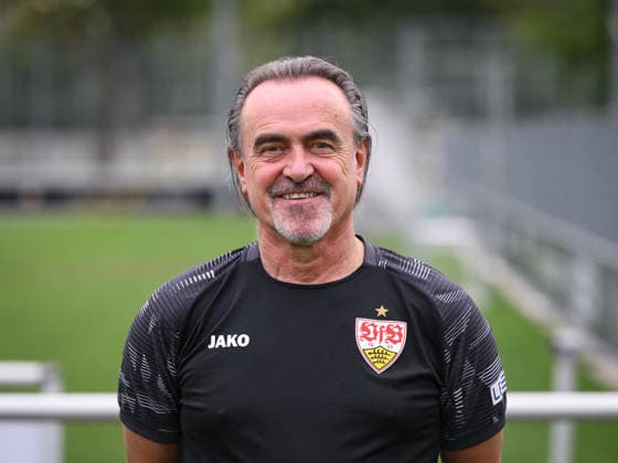 FUSSBALL 1. BUNDESLIGA SAISON 2026 2027 18.08.2026 Portraettermin beim VfB Stuttgart auf dem Trainingsgelaende: Teammanager Guenther Schaefer *** SOCCER: BUNDESLIGA 1, 2026–2027 SEASON, August 18, 2026: Photo session at VfB Stuttgart’s training facility with team manager Guenther Schaefer