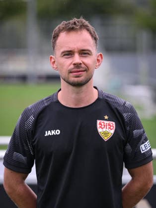 FUSSBALL 1. BUNDESLIGA SAISON 2026 2027 18.08.2026 Portraettermin beim VfB Stuttgart auf dem Trainingsgelaende: Spielanalyst Jasper Smets *** SOCCER: BUNDESLIGA 1, 2026–2027 SEASON, August 18, 2026: Photo shoot at VfB Stuttgart’s training facility with game analyst Jasper Smets