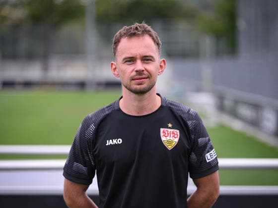 FUSSBALL 1. BUNDESLIGA SAISON 2026 2027 18.08.2026 Portraettermin beim VfB Stuttgart auf dem Trainingsgelaende: Spielanalyst Jasper Smets *** SOCCER: BUNDESLIGA 1, 2026–2027 SEASON, August 18, 2026: Photo shoot at VfB Stuttgart’s training facility with game analyst Jasper Smets