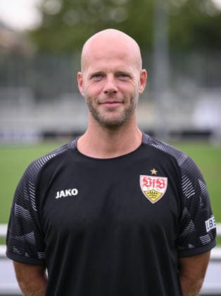 FUSSBALL 1. BUNDESLIGA SAISON 2026 2027 18.08.2026 Portraettermin beim VfB Stuttgart auf dem Trainingsgelaende: Co Trainer Philip Kipp *** SOCCER: BUNDESLIGA 1, 2026–2027 SEASON, August 18, 2026: Photo shoot at VfB Stuttgart’s training facility with assistant coach Philip Kipp