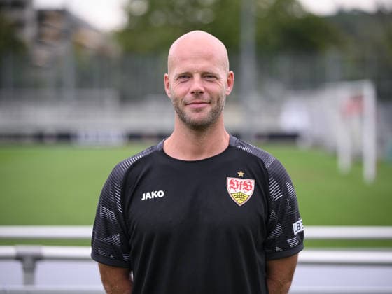 FUSSBALL 1. BUNDESLIGA SAISON 2026 2027 18.08.2026 Portraettermin beim VfB Stuttgart auf dem Trainingsgelaende: Co Trainer Philip Kipp *** SOCCER: BUNDESLIGA 1, 2026–2027 SEASON, August 18, 2026: Photo shoot at VfB Stuttgart’s training facility with assistant coach Philip Kipp