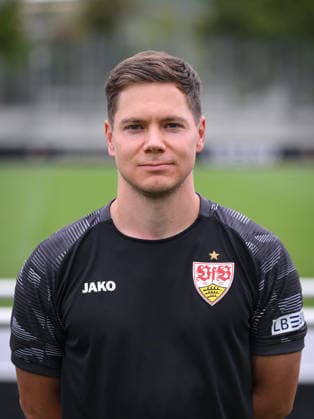 FUSSBALL 1. BUNDESLIGA SAISON 2026 2027 18.08.2026 Portraettermin beim VfB Stuttgart auf dem Trainingsgelaende: Spielanalyst Jan Schimpchen *** SOCCER 1ST BUNDESLIGA 2026–2027 SEASON August 18, 2026: Photo shoot at VfB Stuttgart’s training facility with game analyst Jan Schimpchen