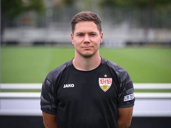 FUSSBALL 1. BUNDESLIGA SAISON 2026 2027 18.08.2026 Portraettermin beim VfB Stuttgart auf dem Trainingsgelaende: Spielanalyst Jan Schimpchen *** SOCCER 1ST BUNDESLIGA 2026–2027 SEASON August 18, 2026: Photo shoot at VfB Stuttgart’s training facility with game analyst Jan Schimpchen