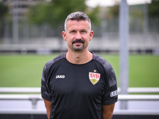 FUSSBALL 1. BUNDESLIGA SAISON 2026 2027 18.08.2026 Portraettermin beim VfB Stuttgart auf dem Trainingsgelaende: Praeventivtrainer Martin Franz *** SOCCER 1 BUNDESLIGA SEASON 2026–2027 August 18, 2026: Photo session at VfB Stuttgart’s training facility with preventive trainer Martin Franz