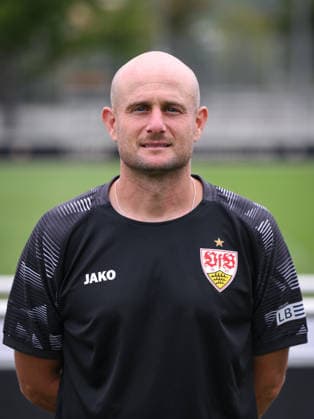 FUSSBALL 1. BUNDESLIGA SAISON 2026 2027 18.08.2026 Portraettermin beim VfB Stuttgart auf dem Trainingsgelaende: Techniktrainer Nathaniel Nate Weiss *** SOCCER: BUNDESLIGA 1, 2026–2027 SEASON, August 18, 2026: Photo shoot at VfB Stuttgart s training facility with technical coach Nathaniel Nate Weiss