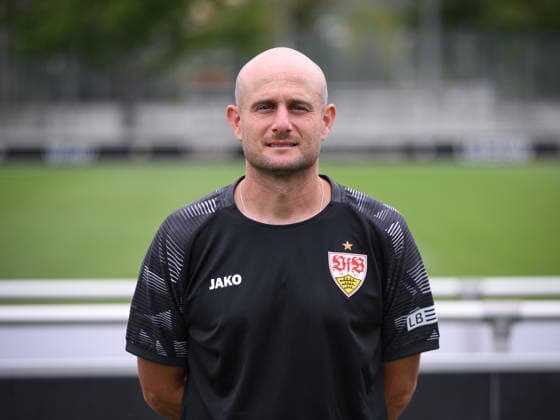 FUSSBALL 1. BUNDESLIGA SAISON 2026 2027 18.08.2026 Portraettermin beim VfB Stuttgart auf dem Trainingsgelaende: Techniktrainer Nathaniel Nate Weiss *** SOCCER: BUNDESLIGA 1, 2026–2027 SEASON, August 18, 2026: Photo shoot at VfB Stuttgart s training facility with technical coach Nathaniel Nate Weiss