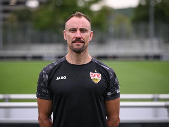 FUSSBALL 1. BUNDESLIGA SAISON 2026 2027 18.08.2026 Portraettermin beim VfB Stuttgart auf dem Trainingsgelaende: Athletiktrainer Matthias Schiffers *** SOCCER: BUNDESLIGA 1, 2026–2027 SEASON, AUGUST 18, 2026: Photo shoot at VfB Stuttgart’s training facility with athletic trainer Matthias Schiffers