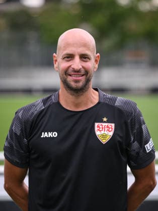 FUSSBALL 1. BUNDESLIGA SAISON 2026 2027 18.08.2026 Portraettermin beim VfB Stuttgart auf dem Trainingsgelaende: Torwart - Trainer Steffen Krebs *** SOCCER: BUNDESLIGA 1, 2026–2027 SEASON, August 18, 2026: Photo session at VfB Stuttgart’s training facility with goalkeeper coach Steffen Krebs