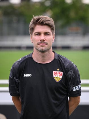 FUSSBALL 1. BUNDESLIGA SAISON 2026 2027 18.08.2026 Portraettermin beim VfB Stuttgart auf dem Trainingsgelaende: Co - Trainer David Krecidlo *** SOCCER: BUNDESLIGA 1, 2026–2027 SEASON, August 18, 2026: Photo session at VfB Stuttgart s training facility with assistant coach David Krecidlo