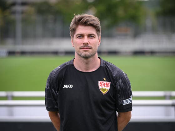 FUSSBALL 1. BUNDESLIGA SAISON 2026 2027 18.08.2026 Portraettermin beim VfB Stuttgart auf dem Trainingsgelaende: Co - Trainer David Krecidlo *** SOCCER: BUNDESLIGA 1, 2026–2027 SEASON, August 18, 2026: Photo session at VfB Stuttgart s training facility with assistant coach David Krecidlo
