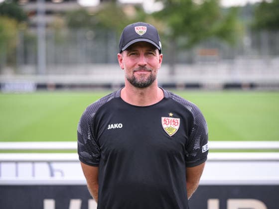 FUSSBALL 1. BUNDESLIGA SAISON 2026 2027 18.08.2026 Portraettermin beim VfB Stuttgart auf dem Trainingsgelaende: Trainer Sebastian Hoeness *** SOCCER: BUNDESLIGA 1, 2026–2027 SEASON, AUGUST 18, 2026: Photo op at VfB Stuttgart’s training facility with Coach Sebastian Hoeness