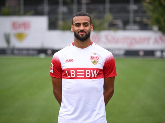 FUSSBALL 1. BUNDESLIGA SAISON 2026 2027 18.08.2026 Portraettermin beim VfB Stuttgart auf dem Trainingsgelaende: Josha Vagnoman *** SOCCER: BUNDESLIGA 1, 2026–2027 SEASON, AUGUST 18, 2026: Photo shoot at VfB Stuttgart’s training facility with Josha Vagnoman