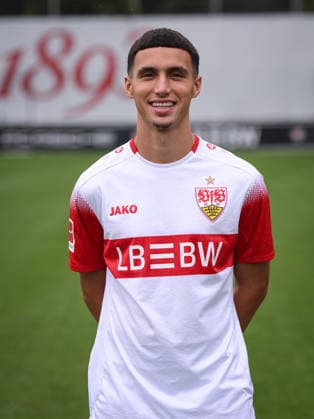 FUSSBALL 1. BUNDESLIGA SAISON 2026 2027 18.08.2026 Portraettermin beim VfB Stuttgart auf dem Trainingsgelaende: Bilal El Khannouss *** SOCCER: BUNDESLIGA 1, 2026–2027 SEASON, August 18, 2026: Photo shoot at VfB Stuttgart s training facility with Bilal El Khannouss
