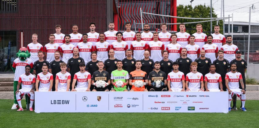 FUSSBALL 1. BUNDESLIGA SAISON 2026 2027 18.08.2026 Fototermin beim VfB Stuttgart auf dem Trainingsgelaende, Mannschaftfsbild: Justin Diehl, Badredine Bouanani, Yanik Spalt, Mirza Catovic, Marius Funk, Fabian Bredlow, Dennis Seimen, Stefan Drljaca, Ertugrul Yigit, Lazar Jovanovic, Jarzinho Malanga, Lorenz Assignon (vorn v.li.) VfB Maskottchen Fritzle, Jasper Smets, Marcus Fregin, Philip Kipp, Jan Schimpchen, Florian Mohr, Martin Franz, Nate Weiss, Dr. Andre Filipovic, Matthias Schiffers, Steffen Krebs, David Krecidlo, Sebastian Hoeness (Reihe 2 v.li.) Chris Führich, Maximilian Mittelstädt, Leonidas Stergiou, Jeremy ArÃ valo, Nikolas Nartey, Ameen Al-Dakhil, Luca Jaquez, Grischa Prömel, Angelo Stiller, Bilal El Khannouss, Tiago Tomas, Deniz Undav (Reihe 3 v.li.) Leo Sauer, Jamie Leweling, Atakan Karazor, Jeff Chabot, Chema, Josha Vagnoman, Ramon Hendriks, Dzenan Pejcinovic, Finn Jeltsch, Ermedin Demirovic (Reihe 4 v.li.) *** SOCCER 1 BUNDESLIGA SEASON 2026–2027 AUGUST 18, 2026 Photo session at VfB Stuttgart’s training facility, team photo: Justin Diehl, Badredine Bouanani, Yanik Spalt, Mirza Catovic, Marius Funk, Fabian Bredlow, Dennis Seimen, Stefan Drljaca, Ertugrul Yigit, Lazar Jovanovic, Jarzinho Malanga, Lorenz Assignon; front row, from left: VfB mascot Fritzle, Jasper Smets, Marcus Fregin, Philip Kipp, Jan Schimpchen, Florian Mohr, Martin Franz, Nate Weiss, Dr. Andre Filipovic, Matthias Schiffers, Steffen Krebs, David Krecidlo, Sebastian Hoeness; Row 2, from left: Chris Führich, Maximilian Mittelstädt, Leonidas Stergiou, Jeremy Arévalo, Nikolas Nartey, Ameen Al Dakhil, Luca Jaquez, Grischa Prömel, Angelo Stiller, Bilal El Khannouss, Tiago Tomas, Deniz Undav; Third row, from left: Leo Sauer, Jamie Leweling, Atakan Karazor, Jeff Chabot, Chema, Josha Vagnoman, Ramon Hendriks, Dzenan Pejcinovic, Finn Jeltsch, Ermedin Demirovic Row 4, from left