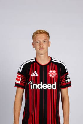 Hugo Larsson (Eintracht Frankfurt) - Eintracht Frankfurt Porträttermin 2026 2027 Eintracht Frankfurt Porträttermin 2026 2027 SGE *** Hugo Larsson Eintracht Frankfurt Eintracht Frankfurt Photo Shoot 2026 2027 Eintracht Frankfurt Photo Shoot 2026 2027 SGE