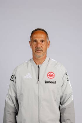 Trainert Adi Hütter (Eintracht Frankfurt) - Eintracht Frankfurt Porträttermin 2026 2027 Eintracht Frankfurt Porträttermin 2026 2027 SGE *** Coach Adi Hütter Eintracht Frankfurt Eintracht Frankfurt Photo Shoot 2026 2027 Eintracht Frankfurt Photo Shoot 2026 2027 SGE