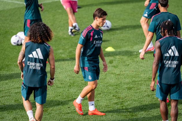 Real Madrid training session Arda Guler of Real Madrid CF (C) is seen training with his teammates during the training session ahead of their opening LaLiga EA Sports match against RCD Espanyol de Barcelona at Ciudad Real Madrid on August 21, 2026 in Madrid, Spain. Madrid Ciudad Real Madrid Madrid Spain Copyright: xAlbertoxGardinx AGardin_20260821_Foot_Rea_Mad_Tra_0018