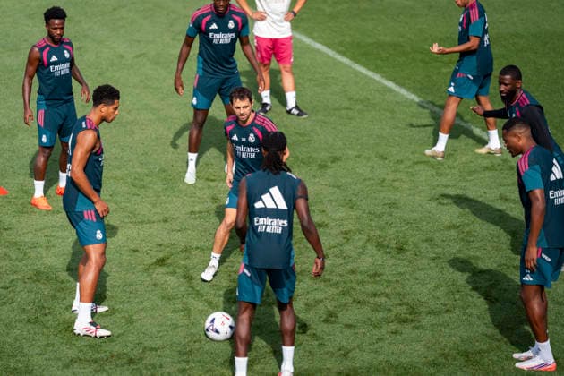 Real Madrid training session Bernardo Silva of Real Madrid CF (C) is seen training with his teammates during the training session ahead of their opening LaLiga EA Sports match against RCD Espanyol de Barcelona at Ciudad Real Madrid on August 21, 2026 in Madrid, Spain. Madrid Ciudad Real Madrid Madrid Spain Copyright: xAlbertoxGardinx AGardin_20260821_Foot_Rea_Mad_Tra_0190