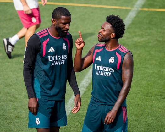 Sport Bilder des Tages Real Madrid training session Players of Real Madrid CF (from L to R) Antonio Rudiger, Vinicius Junior are seen during the training session ahead of their opening LaLiga EA Sports match against RCD Espanyol de Barcelona at Ciudad Real Madrid on August 21, 2026 in Madrid, Spain. Madrid Ciudad Real Madrid Madrid Spain Copyright: xAlbertoxGardinx AGardin_20260821_Foot_Rea_Mad_Tra_0204