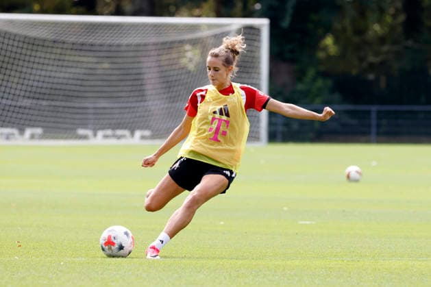 Fußballspielerin Alina Kerschbaumer (Mittelfeld) beim Training der 1. Damen-Mannschaft des 1. FC Köln am Geißbockheim. Köln, 20.08.2026 NRW Deutschland *** Soccer player Alina Kerschbaumer in midfield during training with the 1. FC Köln Women s 1st Team at Geißbockheim in Cologne, August 20, 2026, North Rhine-Westphalia, Germany Copyright: xChristophxHardtx