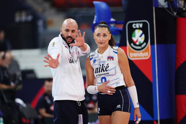 Slovakia s coach Martino Volpini talks to Zuzana Sepelova during the women s EuroVolley 2026 European Championship, EM, Europameisterschaft pool D match between France and Slovakia at Scandinavium arena in Gothenburg, Sweden, on Aug. 21, 2026. GÖTEBORG SWEDEN x9200x *** Slovakia s coach, Martino Volpini, talks to Zuzana Sepelova during the Women s EuroVolley 2026 European Championship Pool D match between France and Slovakia at the Scandinavium Arena in Gothenburg, Sweden, on Aug. 21, 2026 GOTHENBURG SWEDEN x9200x  Copyright: xAdamxIhse TTx EURO VOLLEYBALL CHAMPIONSHIP 2026 FRANCE - SLOVAKIA